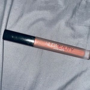 Huda Beauty Liquid Matte in Bombshell